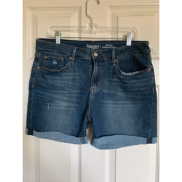 Levi Modern Girlfriend Shorts - Picture 1 of 3